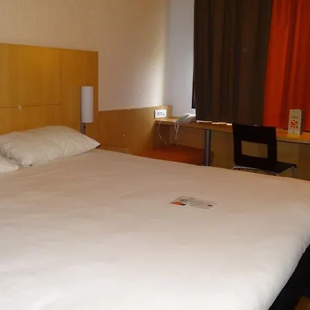 Ibis Moulins Hotel 3*
